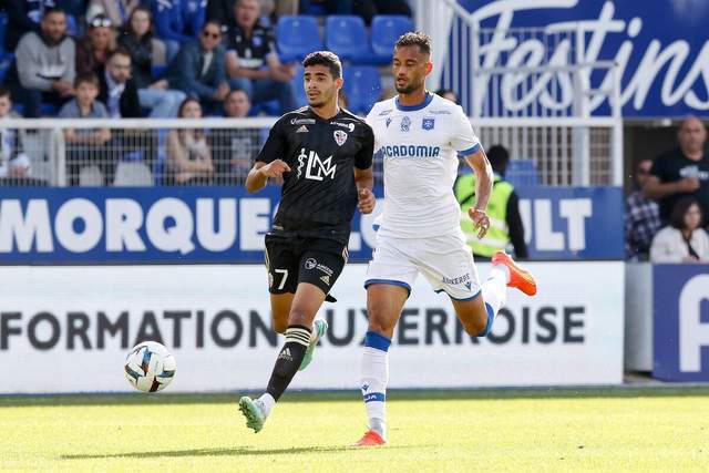 世体：巴萨本轮西甲将穿白色球裤致敬经典